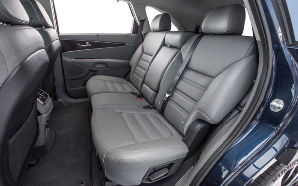 Kia-Cadenza-Technolgy-2017-rear-seats-comfort-and-security