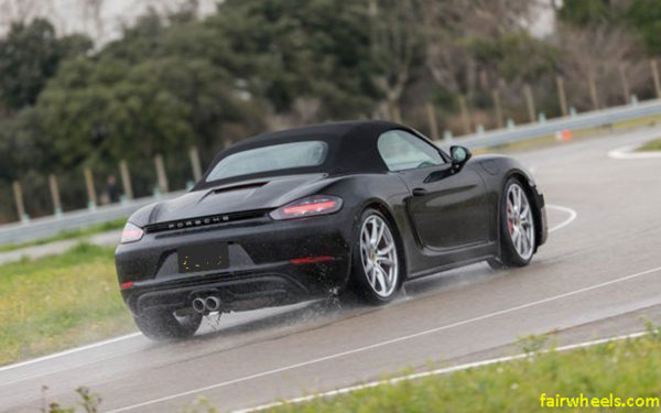 Porsche-Roadster-Boxster-2017-rear-side