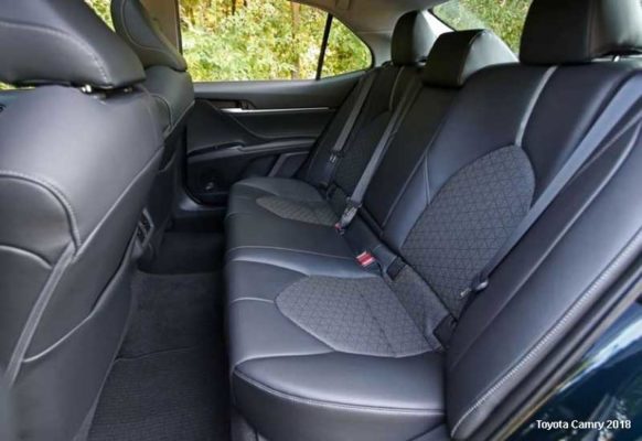 Toyota-Camry-2018-back-seats