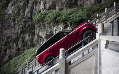 Range-Rover-E-climbing-999-Stairs-of-China's-Heaven-Gate