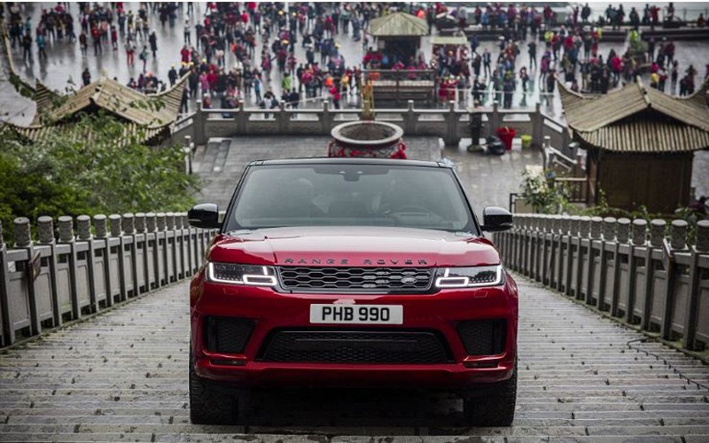 Range-Rover-P-400E-climbs-China-Heaven's-Gate-Stairs