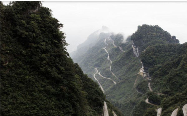 Range-Rover-Sports-climbs-Tianmen-Mountain-Dragon-Road