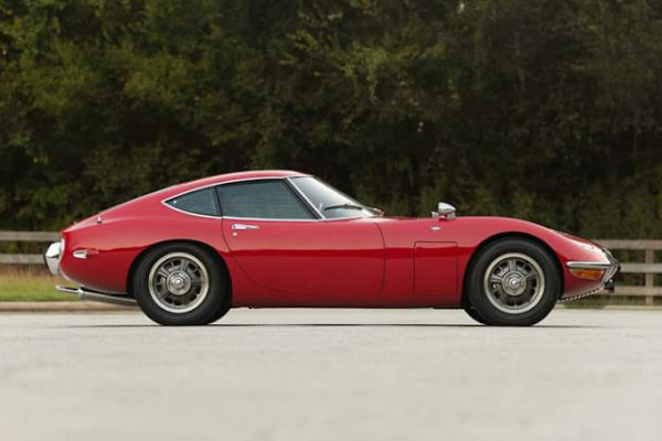 Side View of toyota 2000GT super car
