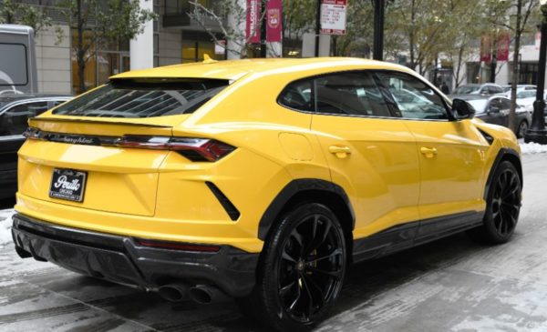 2020 Lamborghini Urus side view