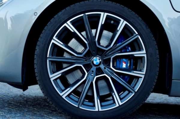 2020 BMW 7 Series front wheel close view