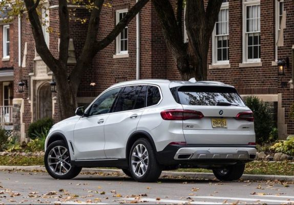 BMW 5 Series xDrive40i Rear Side View