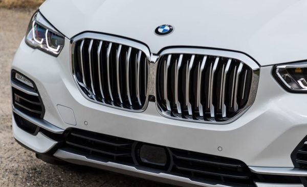 BMW 5 Series xDrive40i front grille