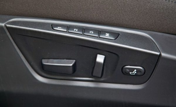 Suzuki Kizashi door controls view