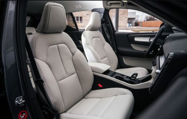 2020 Volvo XC40 front seats