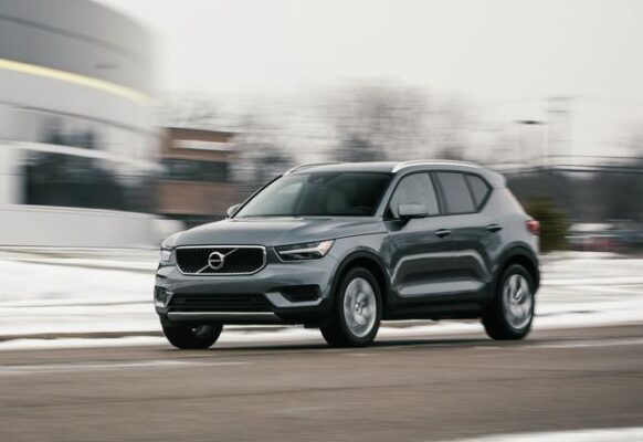 2020 Volvo XC40 front view