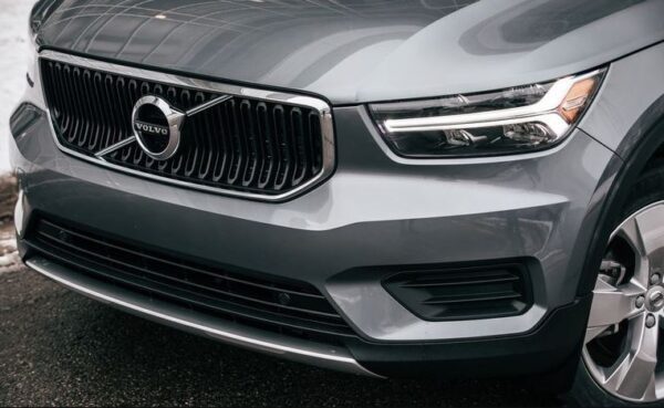 2020 Volvo XC40 headlamp close view