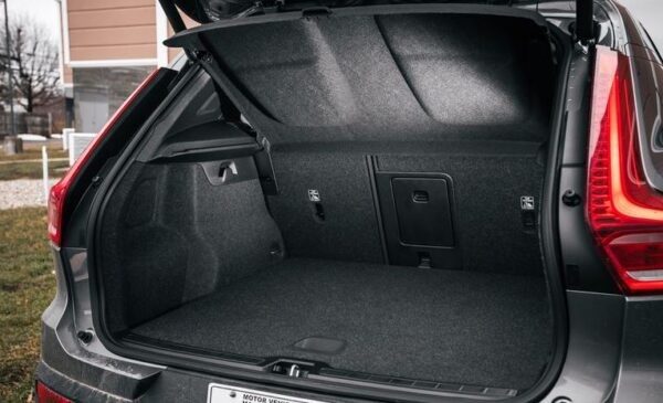 2020 Volvo XC40 luggage area view