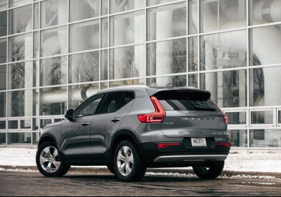 2020 Volvo XC40 side and Rear View