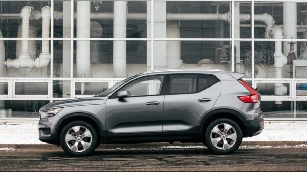 2020 Volvo XC40 side view