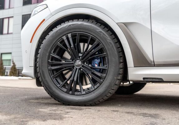 1st Generation BMW X7 SUV alloy wheels view