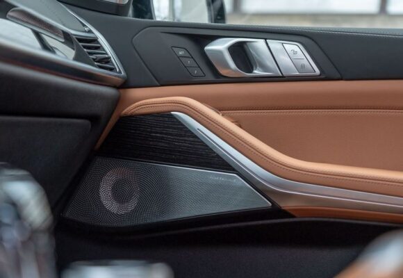 1st Generation BMW X7 SUV audio system view