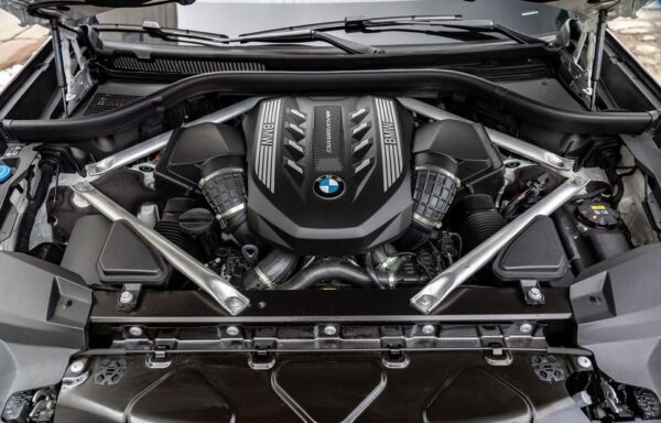 1st Generation BMW X7 SUV engine view