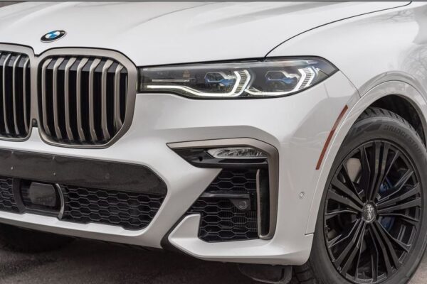 1st Generation BMW X7 SUV headlamps and grille close view