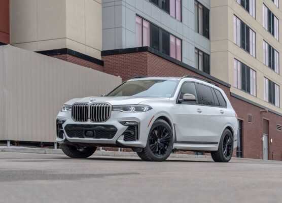 1st Generation BMW X7 SUV title image