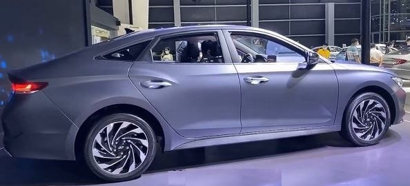 1st generation Hyundai Lafesta EV side and wheels view