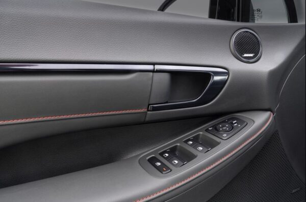 8th Generation Hyundai Sonata Luxury Sedan interior quality and other controls