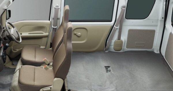 1st Generation Nissan Clipper minivan interior space