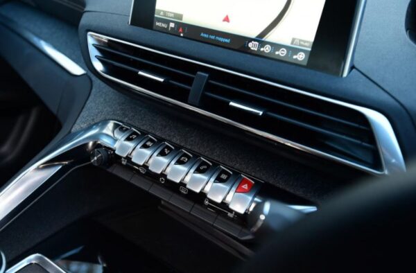 2nd generation peugeot 3008 suv infotainment buttons
