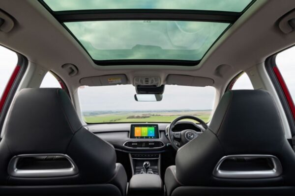 mghs PHEV SUV panoramic moon roof view
