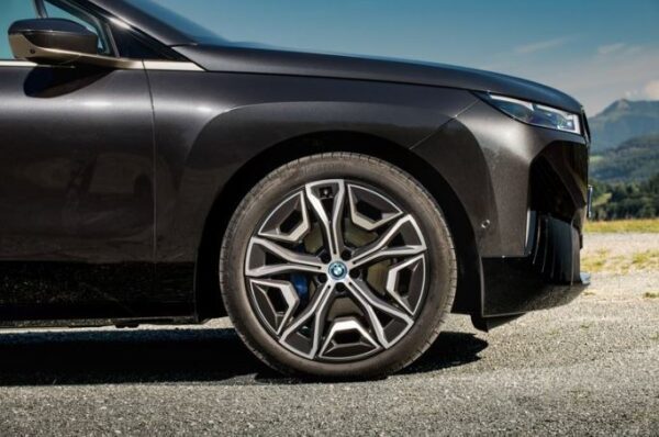 BMW IX Mid Size SUV 1st Generation wheel view
