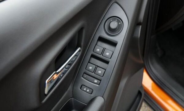 Chevrolet Trax Crossover 1st Generation facelift power door and mirror control buttons
