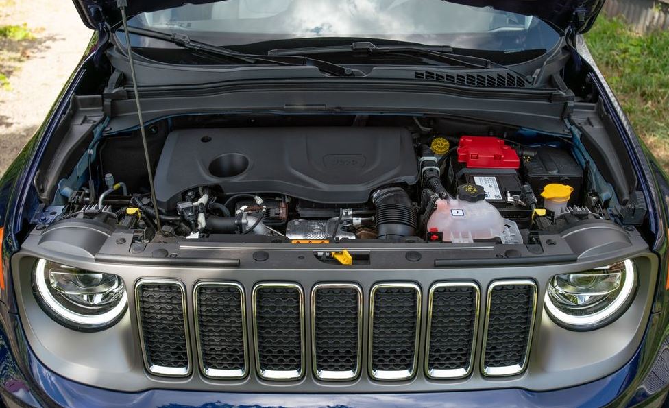 Jeep Renegade SUV 1st Generation Facelifted engine view