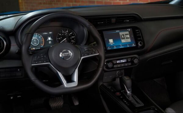 Nissan Kicks SUV 1st generation facelifted steering wheel and transmission view