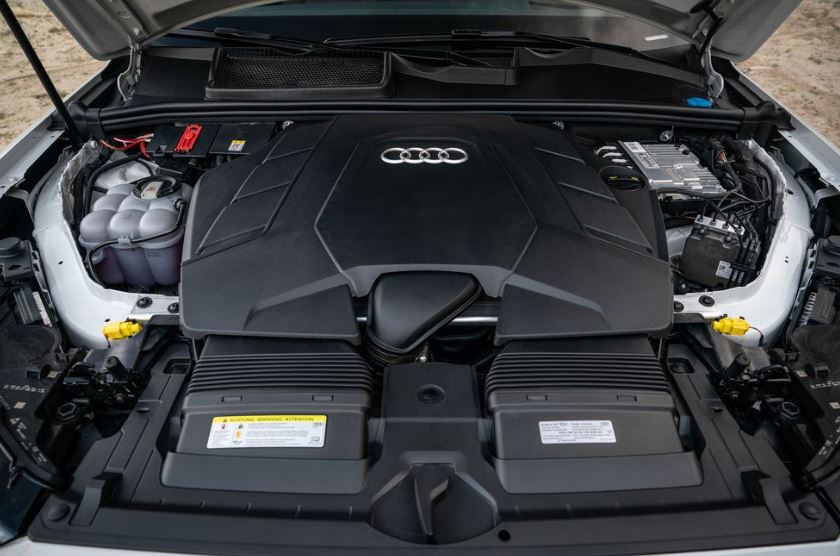 Audi Q7 SUV 2nd Generation Facelift engine view