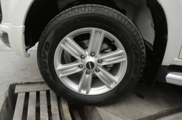 Isuzu D Max V Cross Pickup Truck 2nd Gen facelift alloy wheel view