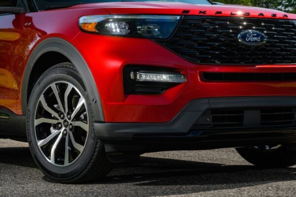 Ford Explorer SUV 6th Generation headlamps and fog light view