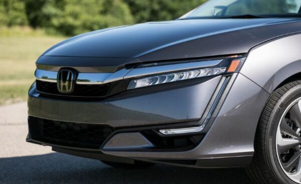 Honda Clarity Plugin Hybrid Sedan 1st gen front headlamp close view