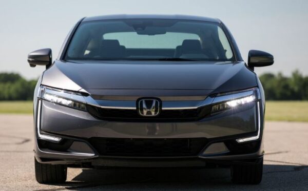 Honda Clarity Plugin Hybrid Sedan 1st gen front view