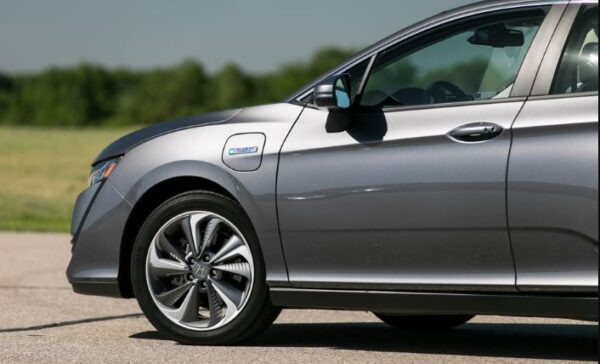 Honda Clarity Plugin Hybrid Sedan 1st gen wheel design and sidelines view