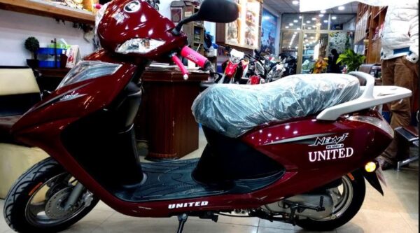 United US 100 Scooty full side view