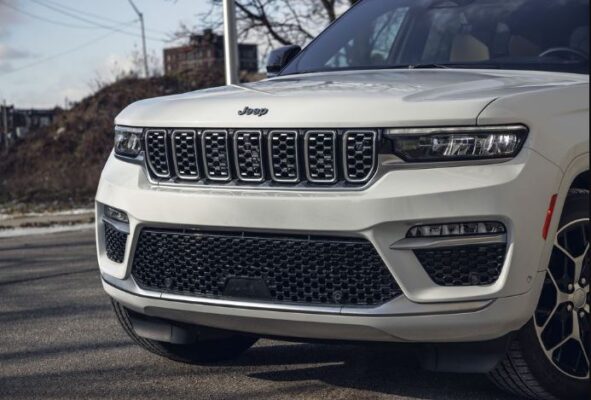 Jeep Grand Cherokee suv 5th generation grille and headlamp design view