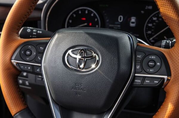 Toyota Avalon Hybrid Sedan 5th generation steering wheel view