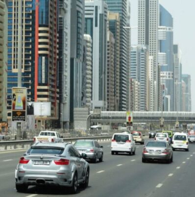 Revolutionizing Road Safety, Abu Dhabi Police Launches Innovative Traffic Alert System and Implements New Speed Limit Regulations