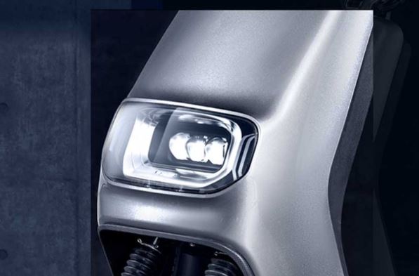 Metro E Vehicles Introduces the E8S Pro Scooter front headlamp close view