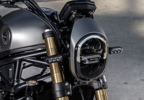 Benelli Leoncino 800 Sports Motorbike headlamps and indicators close view