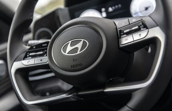 Hyundai elantra hybrid sedan 7th generation facelifted steering wheel close view