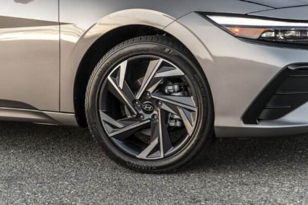 Hyundai elantra hybrid sedan 7th generation facelifted wheel design view