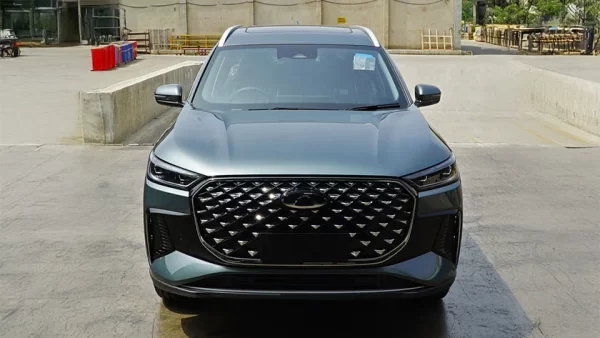 Chery Tiggo 8 CSH PHEV Spotted in Pakistan front view