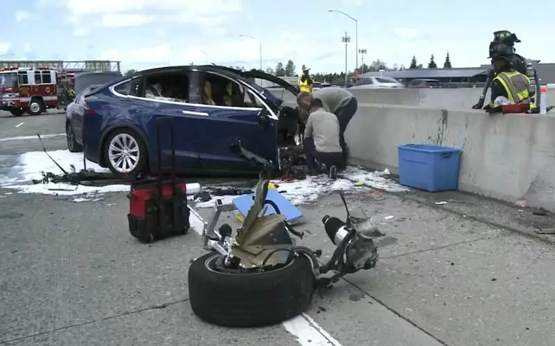 Tesla-model-X-crashed--auto piloting-(2018-news)