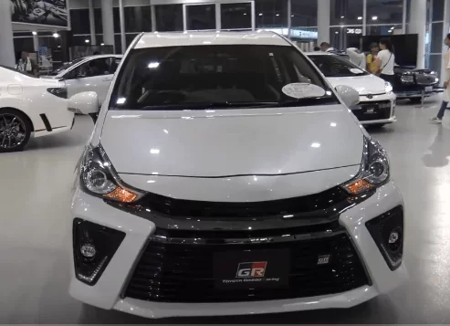 2020 Toyota Prius Alpha Front View1