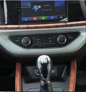 2020 Prince Pearl infotainment screen & transmission view
